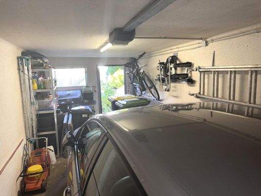 Garage mit Türe und Fenster