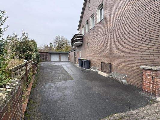 Einfahrt Garagen