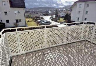 Balkon mit Blick auf die Stadt