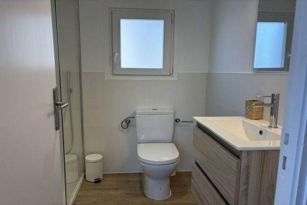 Modernes Badezimmer mit Dusche