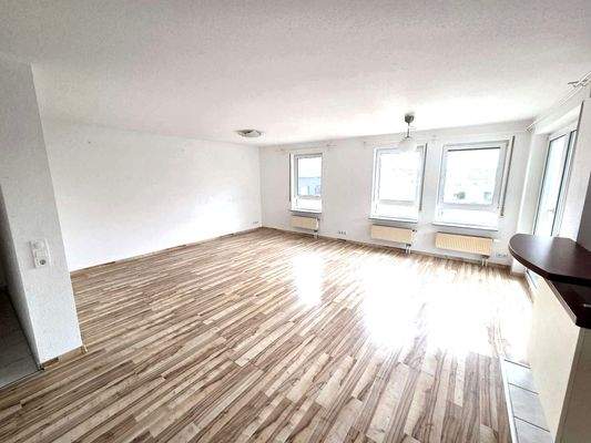 Grosszügiger Wohn-Ess-Bereich Bild 3