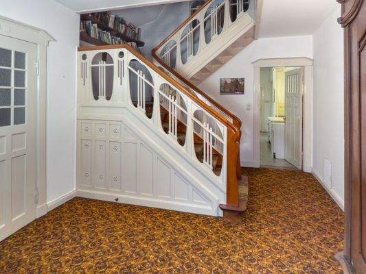 7. historische Treppe im Innenflur.jpg