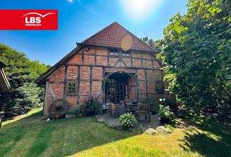 mit KI verändert - Haupthaus Gartenseite