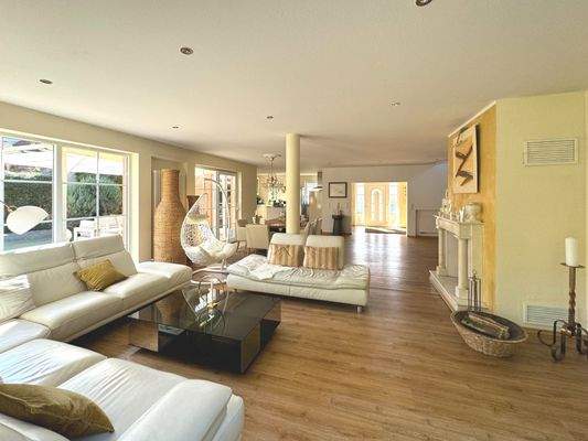 Wohn- und Essbereich mit Kamin