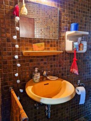 Waschbecken mit Ablage und Spiegel