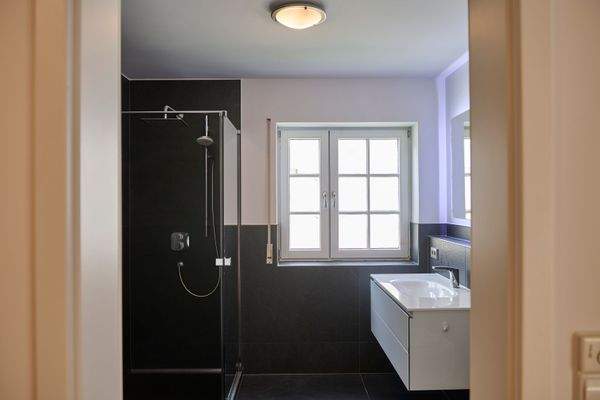 Badezimmer mit Dusche und großem Waschtisch