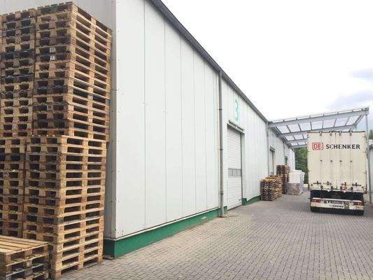 z.T. überdachte Anlieferzone