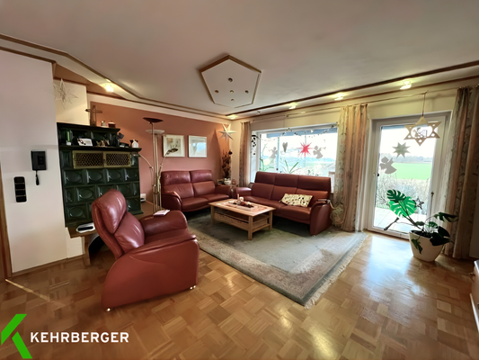 Wohnzimmer mit Kachelofen EG