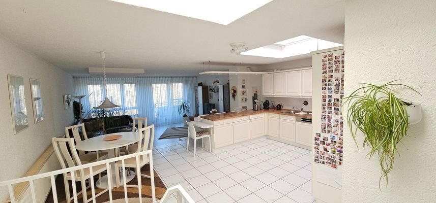 Wohnzimmer mit offener Küche