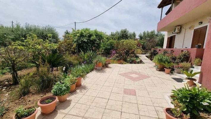 Kreta, Ammoudara bei Heraklion: Gebäude mit 3 Wohnungen zu verkaufen