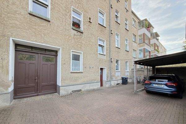 gepflasterter Innenhof mit Carport