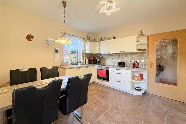 Küche mit Platz für Küchenzeile und Sitzecke