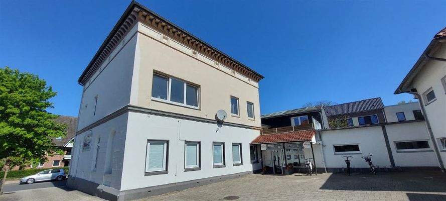 Altbau und Eingang Studio