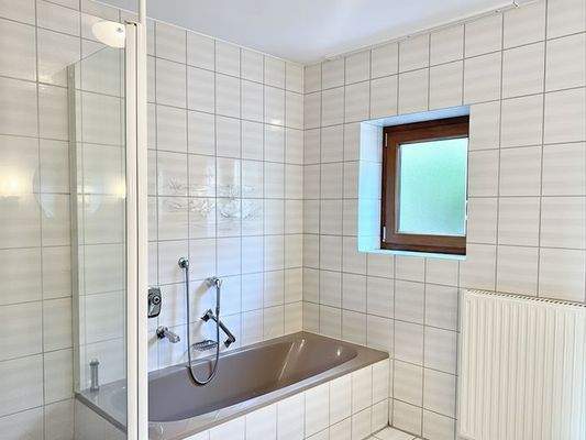 Bad mit Dusche &amp; Wanne, EG