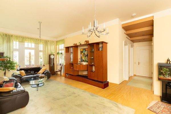 Wohnzimmer mit Blick zum Wohnungseingang