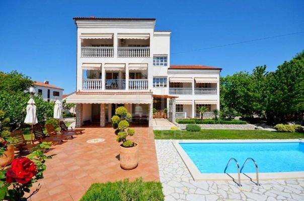 Traumhafte Terrasse mit Swimmingpool & Steingrill