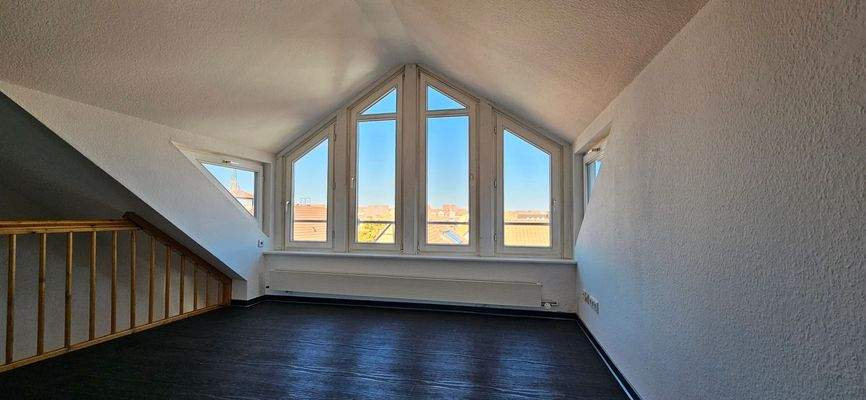 Dachzimmer mit grossem Fenster