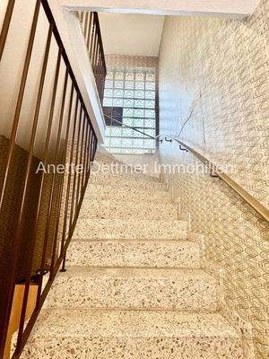 14 Hausflur- Treppe zum Untergeschoss