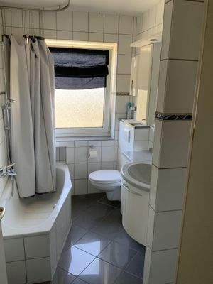 Badezimmer mit Fenster