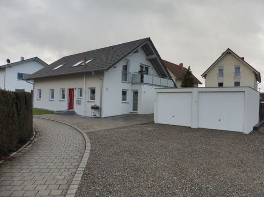 Eingangsbereich mit Garage und Stellplatz