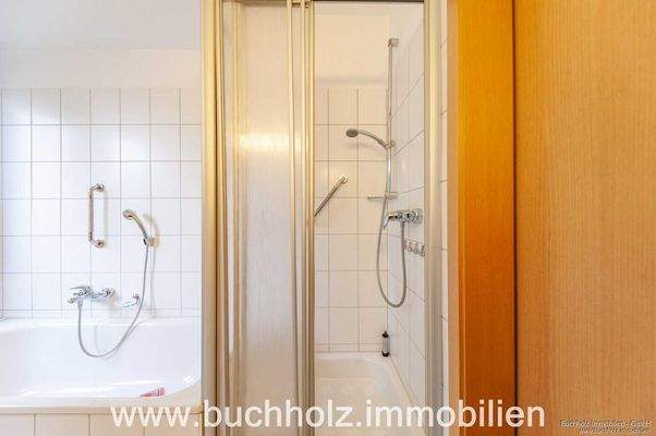 Bad mit Wanne und Dusche