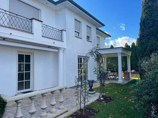 Überdachte Terrasse mit umeinsehbarem Garten uvm.!