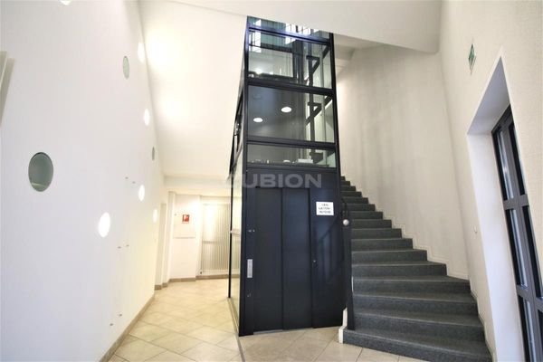 Treppenaufgang/Aufzug
