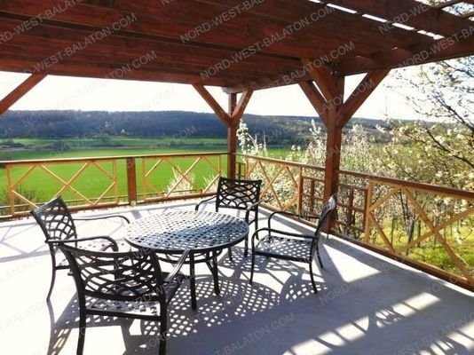 Große überdachte Terrasse mit herrlichem Ausblick