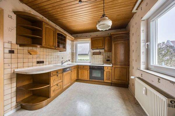 Wohnküche im Erdgeschoss mit massiver Echtholzfron