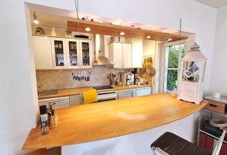 Küche mit Thekenbereich