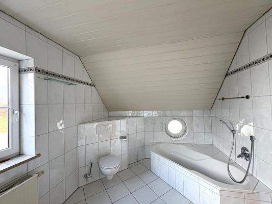 Tageslichtbad mit Badewanne...