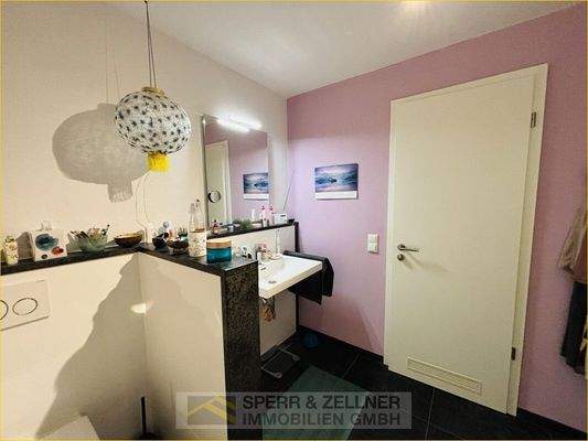 Bad mit bodengleicher Dusche im OG