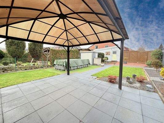 Überdachung vor dem Gartenhaus