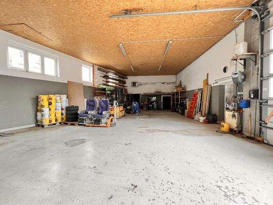 große Fahrzeug- /LKW-Halle