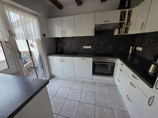 Küche mit Zugang Terrasse