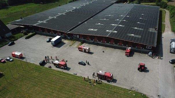 Luftbild von Norden mit PV Feuerwehrübung