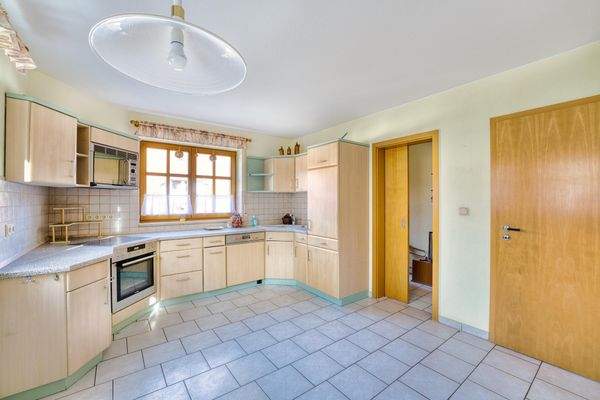 Küche im Erdgeschoss mit Blick auf den Hauswirtschaftsraum