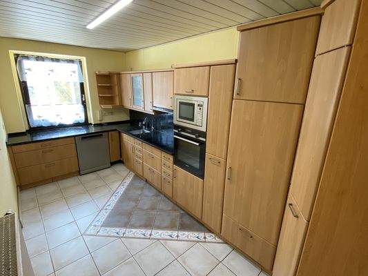 Helle Küche mit Platz für einen kleinen Esstisch