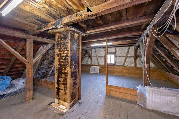 Darüber im Dachboden ist ein Ausbau möglich