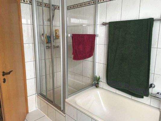 Bad mit Wanne, Dusche, Fenster