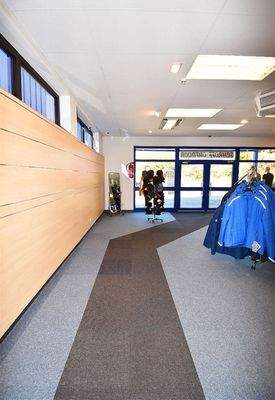 Moderne Holzvertäfelung an den Wänden