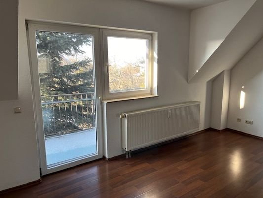 Wohnzimmer mit Ausgang zum Balkon