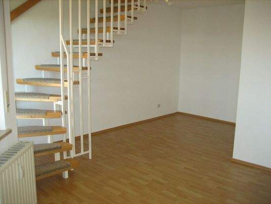 Wohnzimmer mit Treppenaufgang