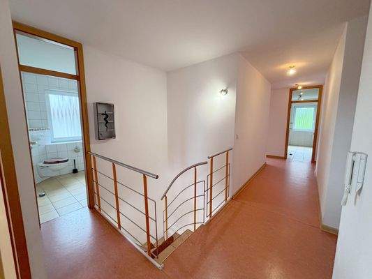 Treppenaufgang ins OG ...