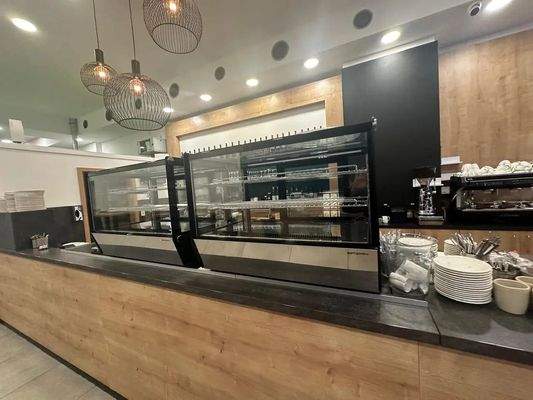 voll eingerichtete Thekenausgabe