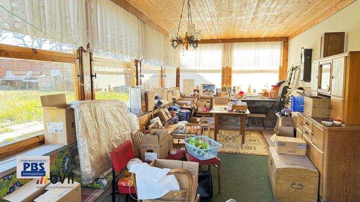 Wintergarten mit Ausgang zum Grundstück