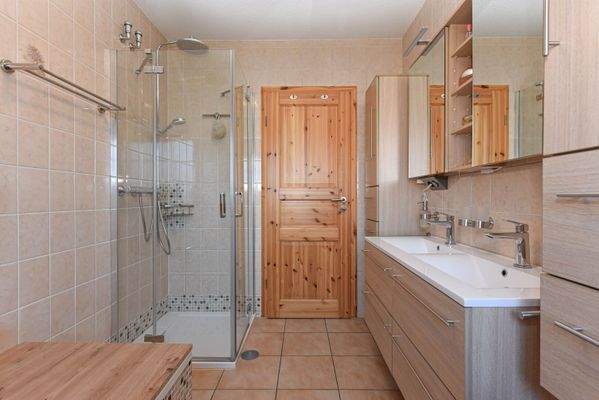 Tageslichtbad mit Dusche, Badewanne & Doppelwaschtisch