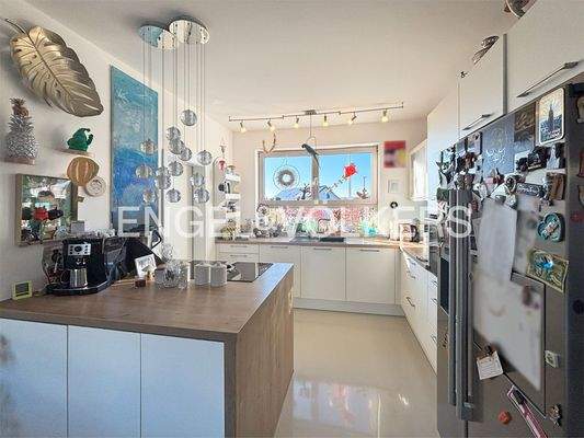 Offene Küche mit angrenzender Speisekammer