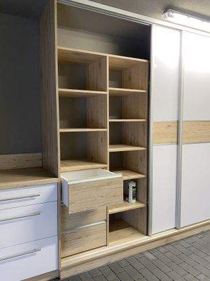 .. Stau- und Lagermöglichkeiten ohne Ende.