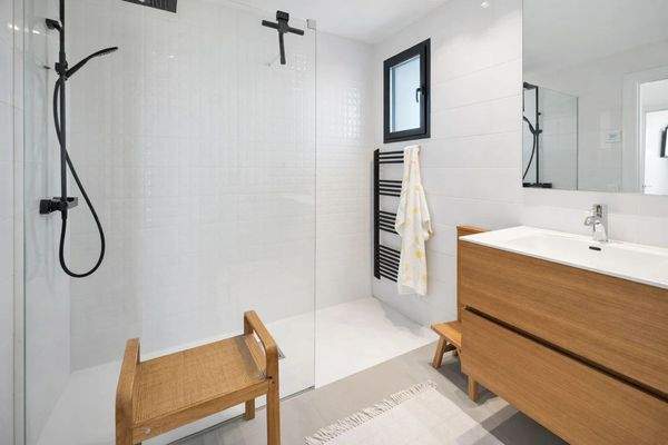 Separates Badezimmer im Obergeschoss